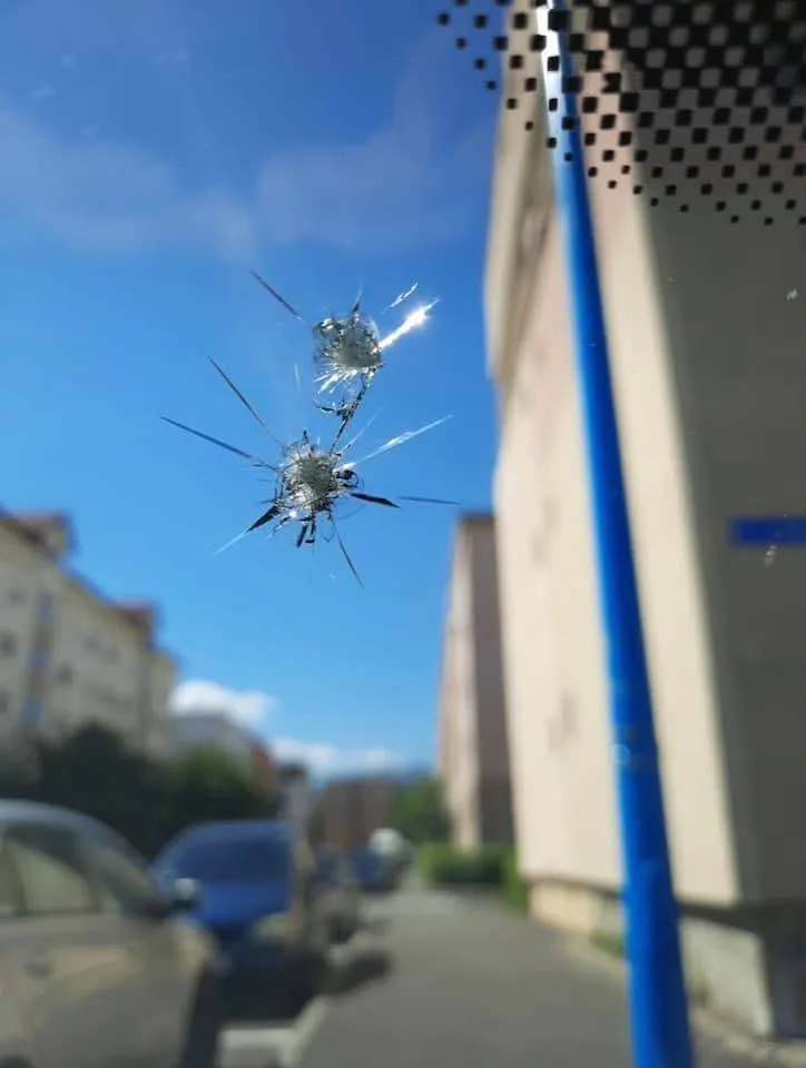 Două ciobituri în formă de stea pe un parbriz