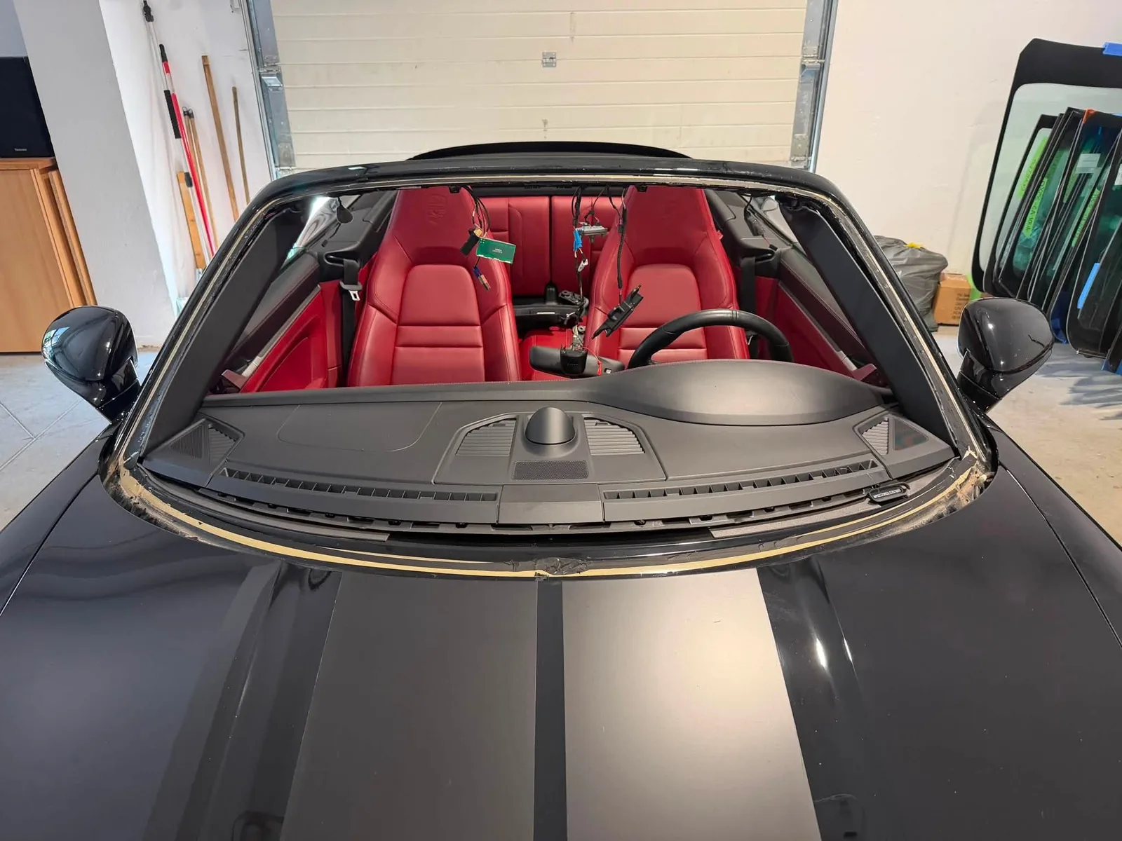 Porsche 911 Cabriolet — Geamul vechi a ieșit, rama e curățată pentru cel nou.