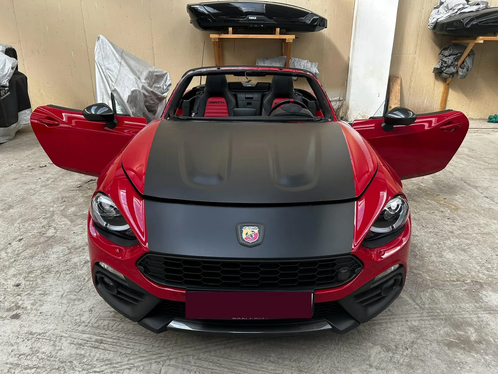 Abarth 124 Spider — Cabriolet în lucru, cu ușile deschise.