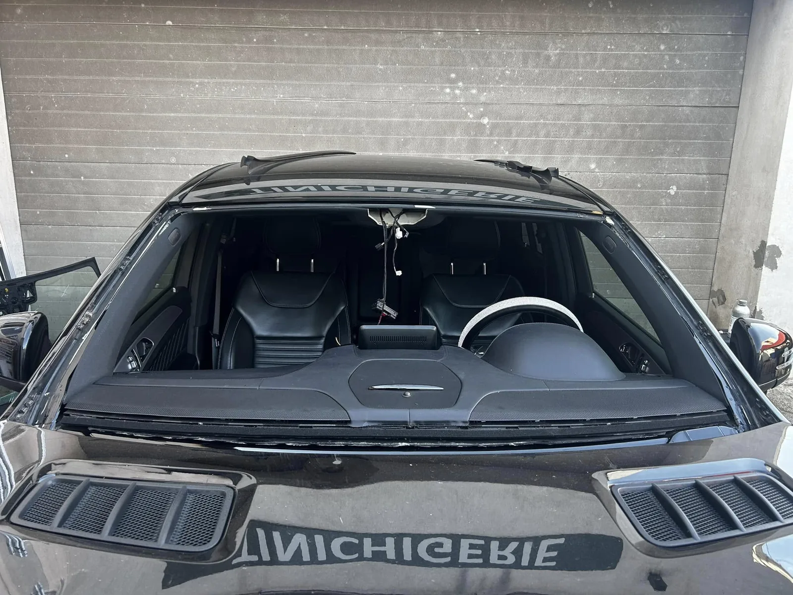 Mercedes-Benz GLE Coupé — Fără parbriz: rama pregătită înainte de lipire.