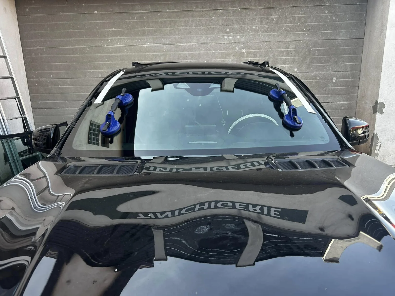 Mercedes-Benz GLE Coupé — Parbrizul nou, așezat și ținut cu ventuze.