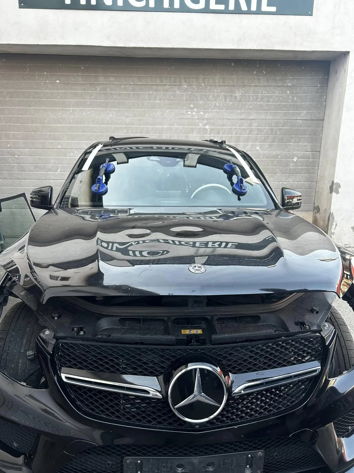 Mercedes-Benz GLE Coupé în fața atelierului