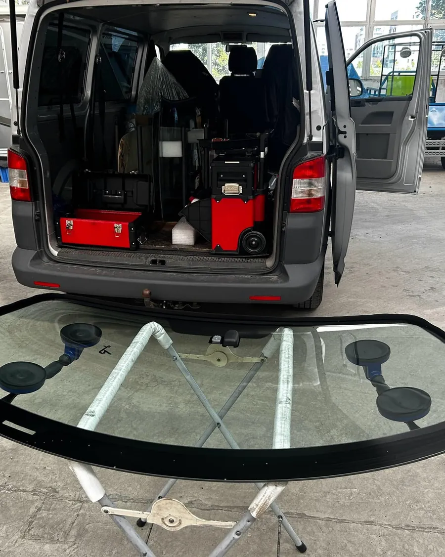 Duba echipei mobile cu parbrizul pe stand